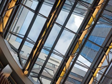 şehir görünümündeki modern bina