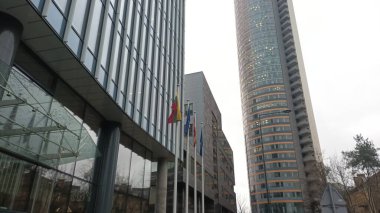 şehir görünümündeki modern bina