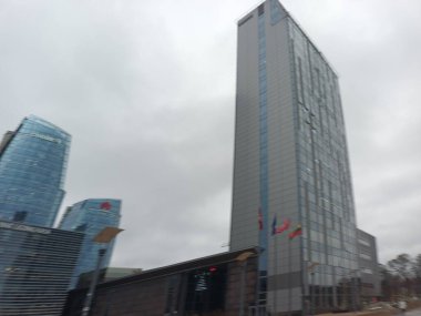 şehir görünümündeki modern bina