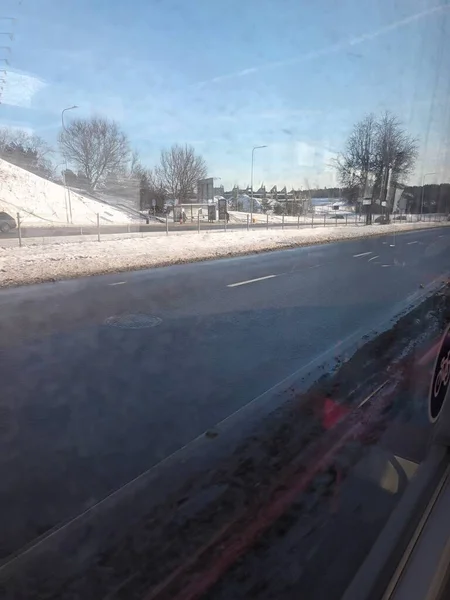 車や道路のある冬の風景 — ストック写真