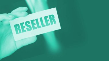 Reseller kelimesinin yazılı olduğu bir kart tutan bir iş adamı. İş konsepti yeniden yükleniyor.