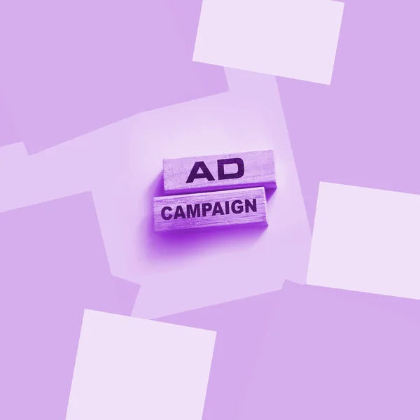 Campanha Anúncio Blocos Madeira Fundo Rosa Marketing Publicidade Conceito Negócio — Fotografia de Stock