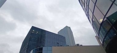 Merkezdeki modern ofis binası