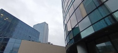 Merkezdeki modern ofis binası