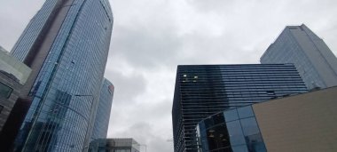 Merkezdeki modern ofis binası