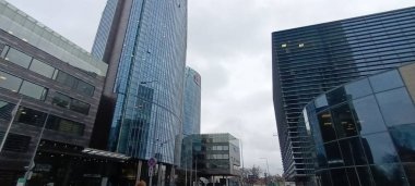 Merkezdeki modern ofis binası