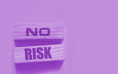 Sarı arka planda tahta bloklarda risk içeren sözler yok. Risk yönetimi kavramı.