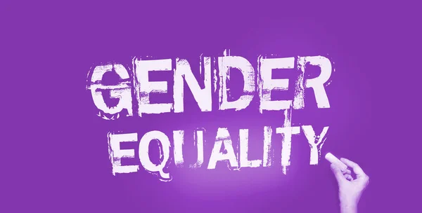 黒板にジェンダー平等とチョークで手 男性と女性の概念に対する平等な賃金と平等な権利 — ストック写真