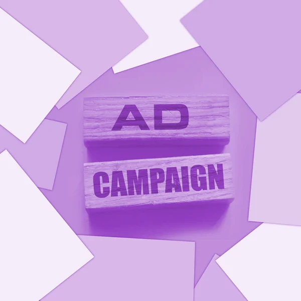 Campanha Anúncios Blocos Madeira Fundo Amarelado Marketing Publicidade Conceito Negócio — Fotografia de Stock