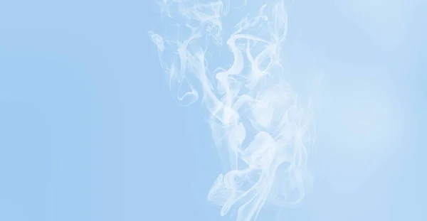 Καθαρός Γαλάζιος Ουρανός Και Καπνός Από Πάνω Τους Αφηρημένο Φόντο — Φωτογραφία Αρχείου