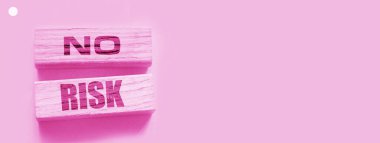 Sarı arka planda tahta bloklarda risk içeren sözler yok. Risk yönetimi kavramı.