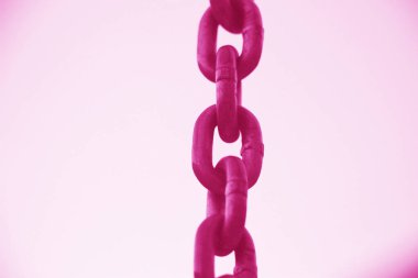 Mavi gökyüzünün arka planında kalın metal zincir.