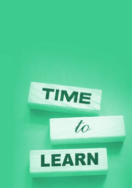 Tahta bloklarda öğrenme zamanı. Siyahı koy. Eğitim konsepti. Hayat boyu öğrenim sektörü konsepti.