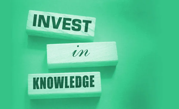 在木块上投资于知识词 有启发性的引语 对知识的投资能带来最好的红利 教育或商业培训概念 — 图库照片