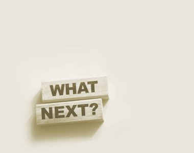 Ahşap bloklarda sırada ne var, yakın çekim, yukarıdan görüş. İş ya da sağlık hizmetleri için sonraki adımlar