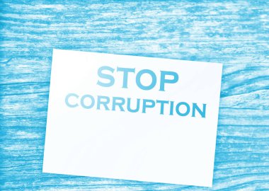 Sayfadaki Yolsuzluk Sözcükleri 'ni ve ahşap masadaki kağıt para işaretlerini durdurun. Yolsuzlukla mücadele konsepti.