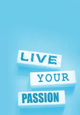 Tahta bloklara yazılmış tutkulu sözlerinizi yaşayın. Hayalindeki kaderi yaşa. Kişisel motivasyon koçluğu konsepti..