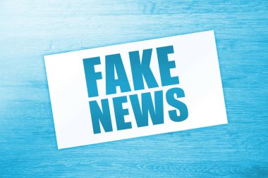 Tahta masadaki sahte haber kelimeleri. İş haberleri konsepti