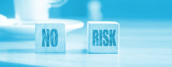 No Risk words on wooden blocks and cacao cup. Risk management concept — Stock Photo, Image