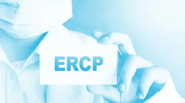 Врач держит карточку с текстом ERCP, медицинская концепция — стоковое фото