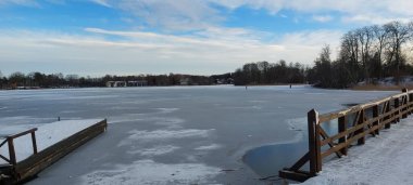 Trakai Adası Kast ve nehir manzaralı, popüler turizm beldesi