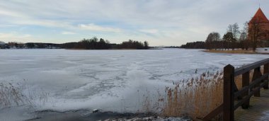 Trakai Adası Kast ve nehir manzaralı, popüler turizm beldesi