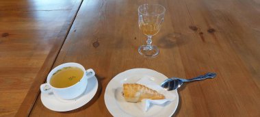 Masadaki kahve ve tatlıyı kapat. 