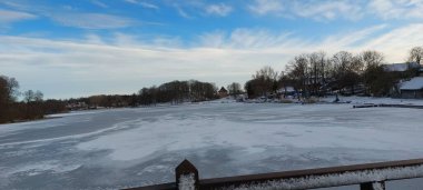 Trakai Adası Kast ve nehir manzaralı, popüler turizm beldesi