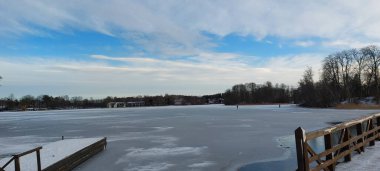 Trakai Adası Kast ve nehir manzaralı, popüler turizm beldesi