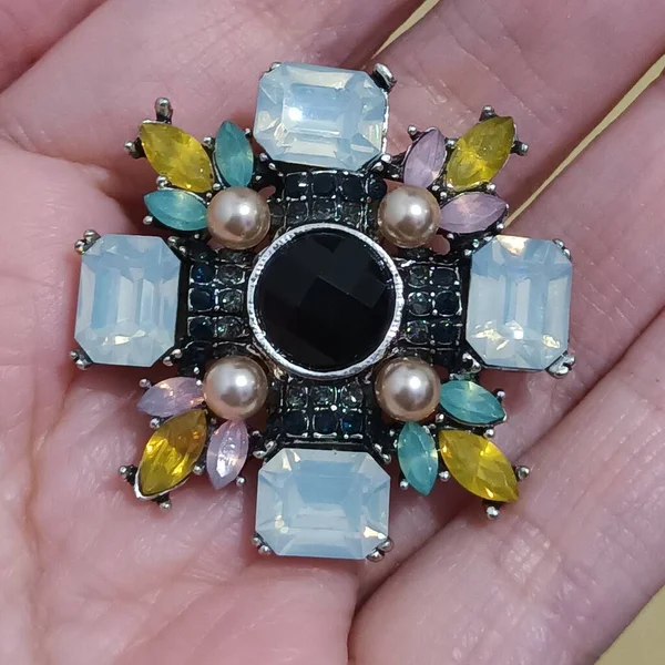 Mücevher parçası, broş broşu görünümünü kapat