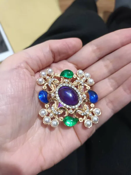 Mücevher parçası, broş broşu görünümünü kapat