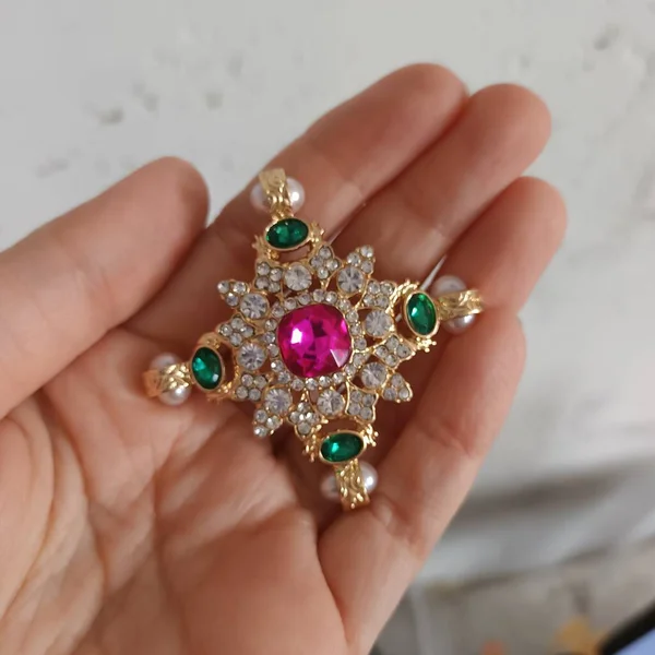 Mücevher parçası, broş broşu görünümünü kapat