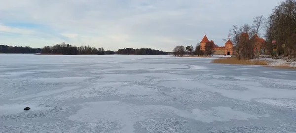 Trakai Sziget Kaszt Kilátás Folyóra Télen Népszerű Turisztikai Célpont — Stock Fotó