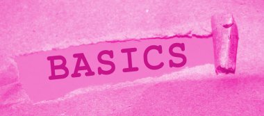 Temel kelimeler yırtık kahverengi kağıtların arkasında beliriyor. Eğitim kavramı.