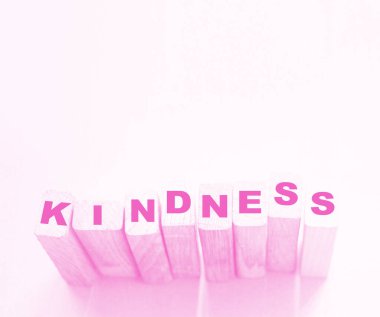 KINDNESS kelime ahşap yapı taşları ile yapılmış neon aquamarine arkaplan.