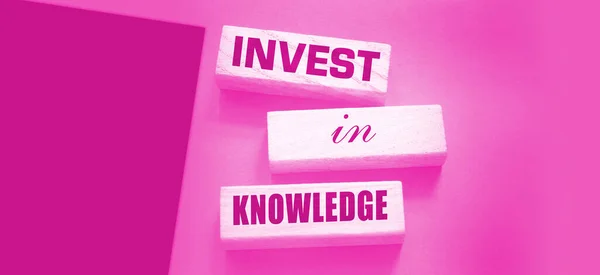 Investieren Sie Wissensworte Auf Holzklötzen Inspirierendes Motivationszitat Investitionen Wissen Zahlen — Stockfoto