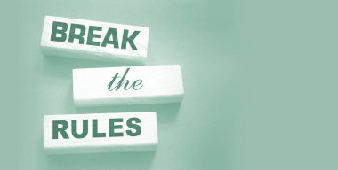 Koyu grideki tahta bloklardaki kuralları çiğne. Davranış konsepti veya yenilikçi iş yönetimi konsepti