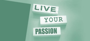 Tahta bloklara yazılmış tutkulu sözlerinizi yaşayın. Hayalindeki kaderi yaşa. Kişisel motivasyon koçluğu konsepti..