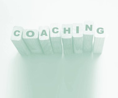 Su mavisi arka planda tahta bloklar hakkında koçluk yapıyorum. Kişisel ve iş başarıları kavramı.