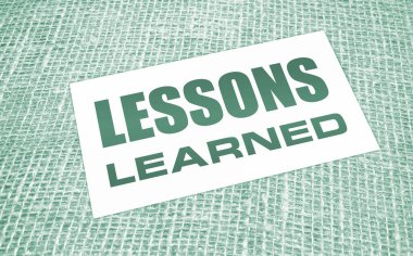 Çuval bezi tuvalinde öğrenilen mesajlarla dolu boş bir kart. İş konsepti.