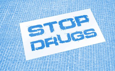 Çuval bezi üzerinde uyuşturucu kelimelerini kartın üzerinde durdur. Bağımlılıklar sağlık hizmeti kavramı.