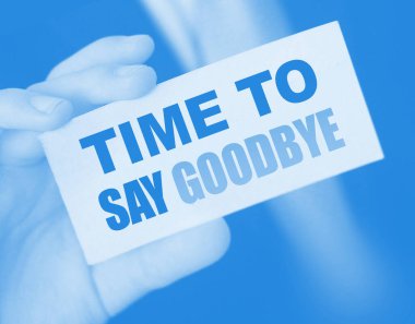 İş adamının elindeki kartla veda etme zamanı. İş sözleşmesi sonlandırma kavramı.