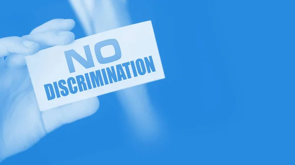 Inga Diskrimineringsord Ett Kort Affärsmannens Hand Socialt Begrepp Mot Diskriminering — Stockfoto