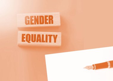 Tahta bloklarda cinsiyet eşitliği kelimeleri. Kadın ve erkek kavramları için eşit haklar.