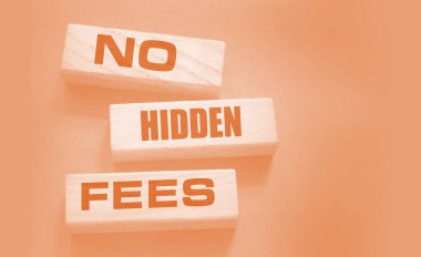 Tahta blokta gizli harç kelimesi yazmıyor. Vergiler ve ücretler Finansal iş konsepti.