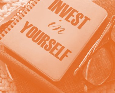 Kitap kapağına, gözlüğe ve kaleme yazdığın kelimelere yatırım yap. İş kariyeri motyvation kavramı.