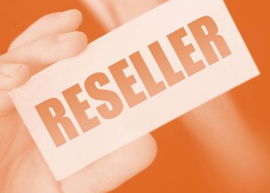 Reseller kelimesinin yazılı olduğu bir kart tutan bir iş adamı. İş konsepti yeniden yükleniyor.