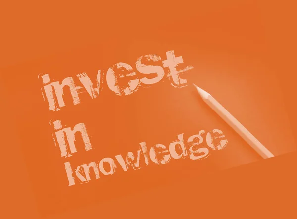 还要投资于黑板和黄色铅笔上的知识词 有启发性的引语 对知识的投资能带来最好的红利 教育或商业培训概念 — 图库照片