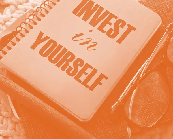 Befektetés Önbe Szavak Gépelt Könyvborító Szemüveg Toll Üzleti Karrier Motyvation — Stock Fotó