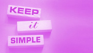 Koyu gri arka planda tahta bloklarda basit kelimeler kullan. İş metni yazma kavramı.